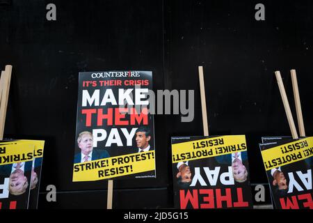 London, Großbritannien. 18.. Juni 2022. Plakate, die vor der „Cost of Living Crisis“-Demonstration gesehen wurden. Tausende von Menschen gingen zu einer nationalen Demonstration auf die Straße. Da die Inflation außer Kontrolle Gerät, organisierte der Rat der Union für Handel einen Protest, um das Bewusstsein für die Lebenshaltungskosten zu schärfen. (Foto von Andy Barton/SOPA Images/Sipa USA) Quelle: SIPA USA/Alamy Live News Stockfoto