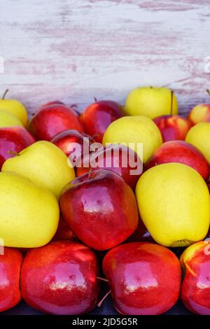 Rote und gelbe Äpfel in einem Behälterkasten und mit Kopierplatz Stockfoto