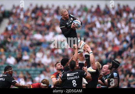 London, Großbritannien. 18.. Juni 2022; Twickenham, London, England: Gallagher Premiership-Finale, Leicester gegen Saracens; Nick Isiekwe von Saracens gewinnt den Lineout-Ball Credit: Action Plus Sports Images/Alamy Live News Stockfoto