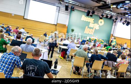 18. Juni 2022, Niedersachsen, Wolfenbüttel: Parteimitglieder sehen sich die Landesparteikonferenz von Bündnis 90/die Grünen Niedersachsen in der Lindenhalle an. Auf der Parteikonferenz wollen die Grünen über ihr Programm für die anstehenden Landtagswahlen entscheiden. Foto: Moritz Frankenberg/dpa Stockfoto