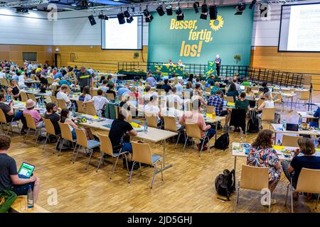 18. Juni 2022, Niedersachsen, Wolfenbüttel: Parteimitglieder sehen sich die Landesparteikonferenz von Bündnis 90/die Grünen Niedersachsen in der Lindenhalle an. Auf der Parteikonferenz wollen die Grünen über ihr Programm für die anstehenden Landtagswahlen entscheiden. Foto: Moritz Frankenberg/dpa Stockfoto