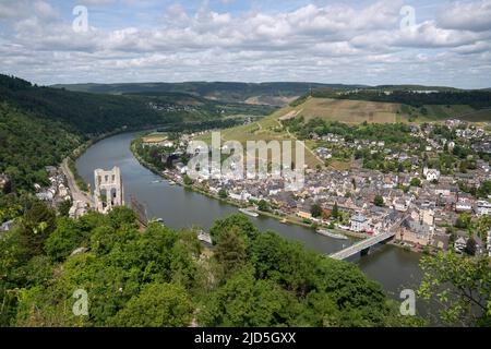 TRABEN TRARBACH, DEUTSCHLAND - 21. MAI 2022: Panoramablick auf Traben Trarbach mit Mosel am 21. Mai 2022 in Deutschland Stockfoto