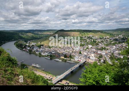 TRABEN TRARBACH, DEUTSCHLAND - 21. MAI 2022: Panoramablick auf Traben Trarbach mit Mosel am 21. Mai 2022 in Deutschland Stockfoto