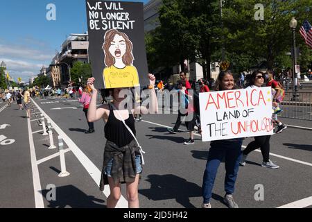 Washington, DC, USA. 18.. Juni 2022. Demonstranten erscheinen im Einkaufszentrum in Washington DC für die Kampagne der Armen: Ein nationaler Aufruf zur moralischen Wiederbelebung und Kundgebung. Vor der Pandemie waren 140 Millionen Menschen arm oder nur ein Notfall, der vom wirtschaftlichen Ruin entfernt war. Seit März 2020, während Hunderttausende von Menschen gestorben sind, Millionen am Rande von Hunger und Vertreibung stehen, und immer noch ohne Gesundheitsversorgung oder Lebenslöhne ist der Milliardärenreichtum um mehr als $2 Billionen gestiegen, berichten Beamte (Kreditbild: © Brian Branch Price/ZUMA Press Wire) Stockfoto