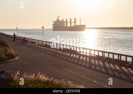 Bulk Carrier, der an einem Wintermorgen den Hafen von Durban erreicht. Stockfoto