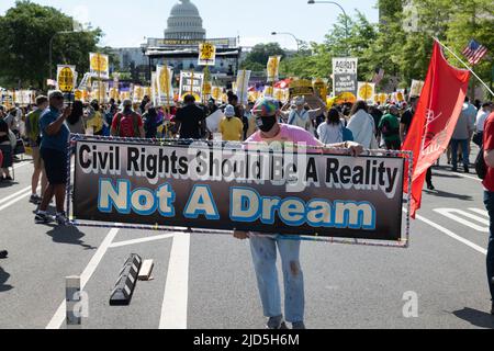 Washington, DC, USA. 18.. Juni 2022. Demonstranten erscheinen im Einkaufszentrum in Washington DC für die Kampagne der Armen: Ein nationaler Aufruf zur moralischen Wiederbelebung und Kundgebung. Vor der Pandemie waren 140 Millionen Menschen arm oder nur ein Notfall, der vom wirtschaftlichen Ruin entfernt war. Seit März 2020, während Hunderttausende von Menschen gestorben sind, Millionen am Rande von Hunger und Vertreibung stehen, und immer noch ohne Gesundheitsversorgung oder Lebenslöhne ist der Milliardärenreichtum um mehr als $2 Billionen gestiegen, berichten Beamte (Kreditbild: © Brian Branch Price/ZUMA Press Wire) Stockfoto