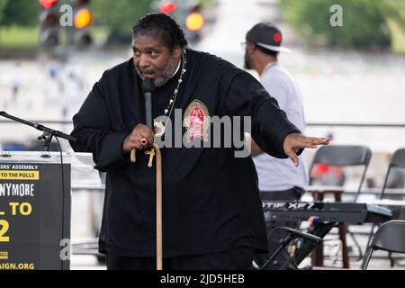 Washington, DC, USA. 18.. Juni 2022. Reverend Barber während der Kampagne der Armen: Ein nationaler Aufruf zur moralischen Wiederbelebung und Kundgebung in Washington, DC. Vor der Pandemie waren 140 Millionen Menschen arm oder nur ein Notfall, der vom wirtschaftlichen Ruin entfernt war. Seit März 2020, während Hunderttausende von Menschen gestorben sind, Millionen am Rande von Hunger und Vertreibung stehen, und immer noch ohne Gesundheitsversorgung oder Lebenslöhne ist der Milliardärenreichtum um mehr als $2 Billionen gestiegen, berichten Beamte (Kreditbild: © Brian Branch Price/ZUMA Press Wire) Stockfoto