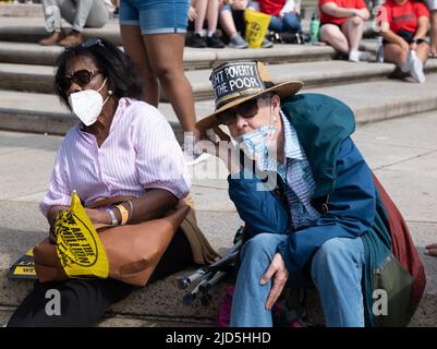 Washington, DC, USA. 18.. Juni 2022. Demonstranten erscheinen im Einkaufszentrum in Washington DC für die Kampagne der Armen: Ein nationaler Aufruf zur moralischen Wiederbelebung und Kundgebung. Vor der Pandemie waren 140 Millionen Menschen arm oder nur ein Notfall, der vom wirtschaftlichen Ruin entfernt war. Seit März 2020, während Hunderttausende von Menschen gestorben sind, Millionen am Rande von Hunger und Vertreibung stehen, und immer noch ohne Gesundheitsversorgung oder Lebenslöhne ist der Milliardärenreichtum um mehr als $2 Billionen gestiegen, berichten Beamte (Kreditbild: © Brian Branch Price/ZUMA Press Wire) Stockfoto