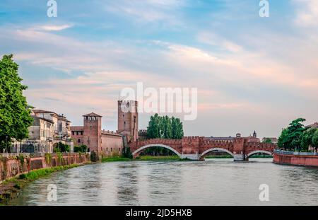 Museo di Castelvecchio und die Brücke Castel Vecchio (oder Scaligerbrücke), eine mittelalterliche befestigte Brücke, die den Fluss Etsch in Verona, Venetien, Italien überspannt. Stockfoto