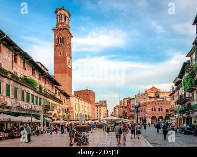 Piazza delle Erbe (Marktplatz), mit Torre dei Lamberti, einem mittelalterlichen 84 m hohen Turm, in der historischen Altstadt von Verona, Italien. Stockfoto