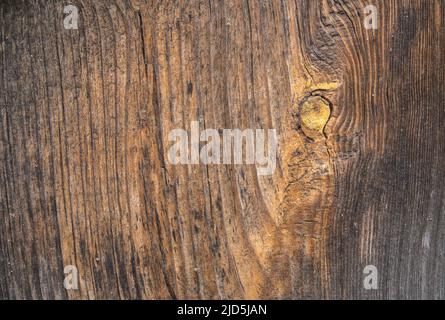 Hintergrund altes graues Holz mit schäbiger Farbe, mit Lücken zwischen Brettern, Knoten. Verwittertes und verblassenes Naturholz mit Linien von Brettern Stockfoto