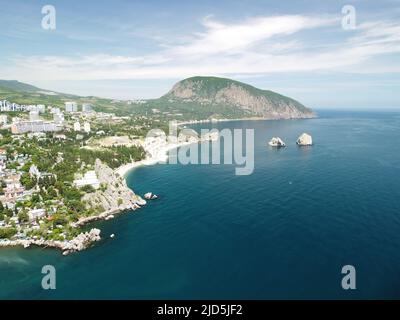 Luftpanorama auf Gursuf Kurstadt und Bear Mountain, Ayu-Dag, Jalta, Krim. Sonniger Frühlingstag. Natur Sommer Meer Meer Strand Hintergrund Stockfoto