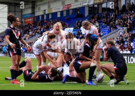 Warrington, Großbritannien. 18.. Juni 2022. Die englische Rugby-League-Nationalmannschaft der Frauen feiert, dass Amy Hardcastle #4 in der zweiten Halbzeit einen Versuch macht, der es 20-4 in Warrington, Großbritannien, am 6/18/2022 macht. (Foto von James Heaton/News Images/Sipa USA) Quelle: SIPA USA/Alamy Live News Stockfoto