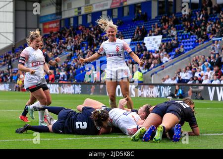 Warrington, Großbritannien. 18.. Juni 2022. Tara Stanley #1 aus der englischen Rugby-Liga-Frauenmannschaft feiert, dass Amy Hardcastle #4 in der zweiten Halbzeit einen Versuch macht und es am 6/18/2022 in Warrington, Großbritannien, zu 20-4 macht. (Foto von James Heaton/News Images/Sipa USA) Quelle: SIPA USA/Alamy Live News Stockfoto