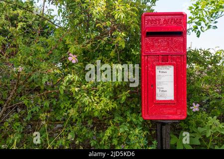 Roter er-Säulenkasten im Dorf Ringstead, Norfolk. Stockfoto