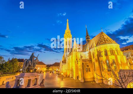 Budapest Ungarn, Skyline Nacht in der Matthias Kirche und Fischerbastei Stockfoto