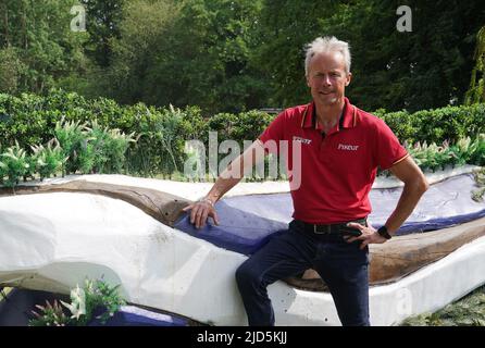 18. Juni 2022, Niedersachsen, Luhmühlen: Pferdesport/Eventing: Deutsche Meisterschaft, Langlauf, Messmer Trophy CCI4* Wettbewerb, in Luhmühlen. Peter Thomsen, Nationaltrainer der eventers, steht an einem Hindernis. Foto: Marcus Brandt/dpa Stockfoto