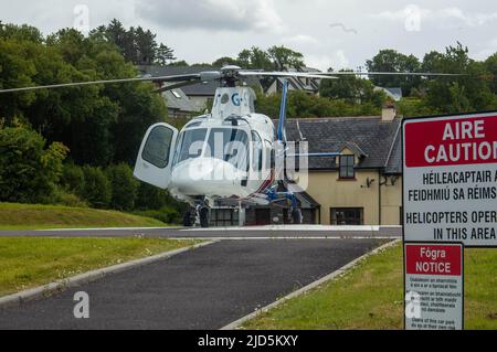 Bantry, West Cork, Irland, Samstag, 18. Juni, 2022; die irische Community Air Ambulance landete im Bantry General Hospital, um ihre medizinische Crew zu einem Zwischenfall zu bringen. Die Wohltätigkeitsorganisation kann öffentliche Spenden zur Finanzierung des Dienstes in Anspruch nehmen, wobei jede Mission etwa 3.500 Euro kostet. Credit ED/Alamy Live News Stockfoto