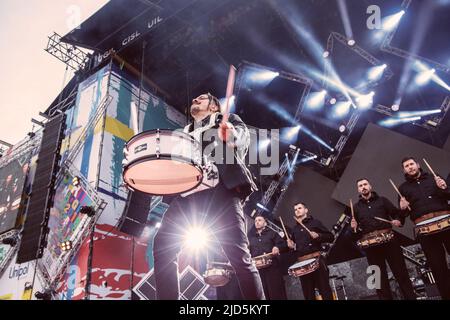 Dario Faini, bekannt als Dardust, tritt auf der Bühne des Konzerts Primo Maggio in Rom auf. Stockfoto