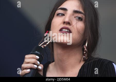 Joan Thiele spielt mit Dardust (Dario Faini) auf der Bühne beim Primo Maggio Konzert in Rom. Stockfoto