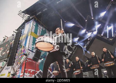 Dario Faini, bekannt als Dardust, tritt auf der Bühne des Konzerts Primo Maggio in Rom auf. Stockfoto