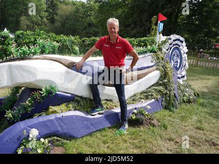 18. Juni 2022, Niedersachsen, Luhmühlen: Pferdesport/Eventing: Deutsche Meisterschaft, Langlauf, Messmer Trophy CCI4* Wettbewerb, in Luhmühlen. Peter Thomsen, Nationaltrainer der eventers, steht an einem Hindernis. Foto: Marcus Brandt/dpa Stockfoto