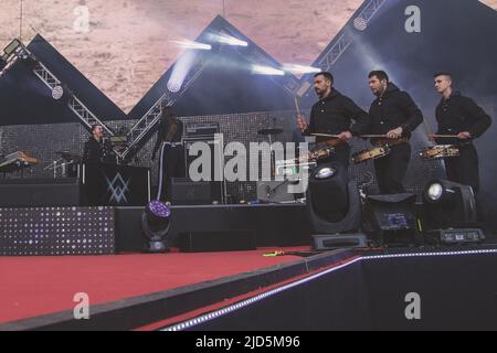 Rom, Italien. 01.. Mai 2018. Joan Thiele spielt auf der Bühne mit Dardust (Dario Faini) beim Primo Maggio Konzert in Rom (Foto: Valeria Magri/SOPA Images/Sipa USA) Quelle: SIPA USA/Alamy Live News Stockfoto