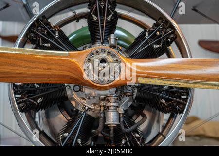 Flugzeugpropeller, auch Luftschraube genannt. Shuttleworth, England, 8. Mai 2022 Stockfoto