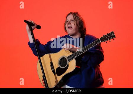 Newport, Großbritannien. 17.. Juni 2022. Der international gefeierte schottische, preisgekrönte Singer-Songwriter und Gitarrist Lewis Capaldi tritt live beim Isle of Wight Festival auf. Kredit: SOPA Images Limited/Alamy Live Nachrichten Stockfoto