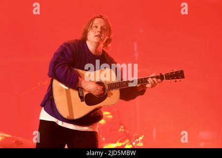 Newport, Großbritannien. 17.. Juni 2022. Der international gefeierte schottische, preisgekrönte Singer-Songwriter und Gitarrist Lewis Capaldi tritt live beim Isle of Wight Festival auf. Kredit: SOPA Images Limited/Alamy Live Nachrichten Stockfoto
