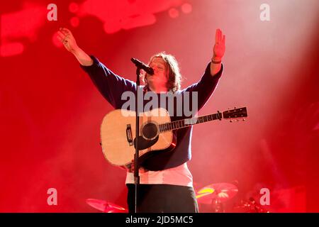 Newport, Großbritannien. 17.. Juni 2022. Der international gefeierte schottische, preisgekrönte Singer-Songwriter und Gitarrist Lewis Capaldi tritt live beim Isle of Wight Festival auf. Kredit: SOPA Images Limited/Alamy Live Nachrichten Stockfoto