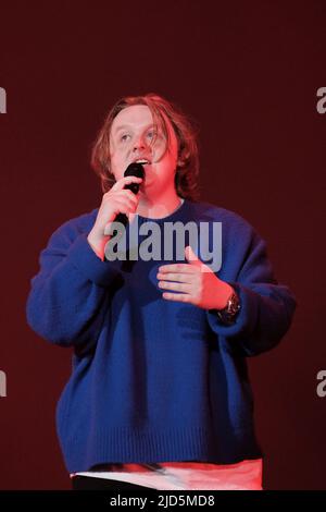Newport, Großbritannien. 17.. Juni 2022. Der international gefeierte schottische, preisgekrönte Singer-Songwriter und Gitarrist Lewis Capaldi tritt live beim Isle of Wight Festival auf. Kredit: SOPA Images Limited/Alamy Live Nachrichten Stockfoto