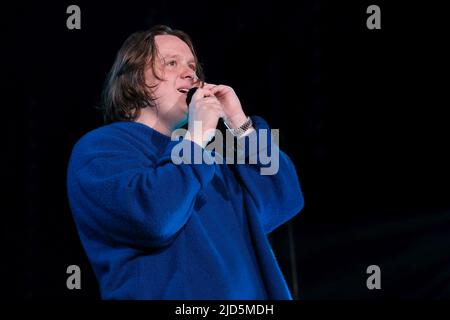 Newport, Großbritannien. 17.. Juni 2022. Der international gefeierte schottische, preisgekrönte Singer-Songwriter und Gitarrist Lewis Capaldi tritt live beim Isle of Wight Festival auf. Kredit: SOPA Images Limited/Alamy Live Nachrichten Stockfoto