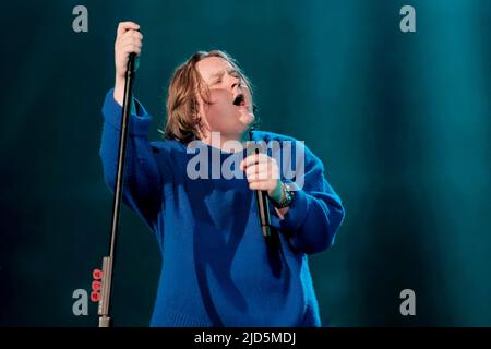 Newport, Großbritannien. 17.. Juni 2022. Der international gefeierte schottische, preisgekrönte Singer-Songwriter und Gitarrist Lewis Capaldi tritt live beim Isle of Wight Festival auf. Kredit: SOPA Images Limited/Alamy Live Nachrichten Stockfoto