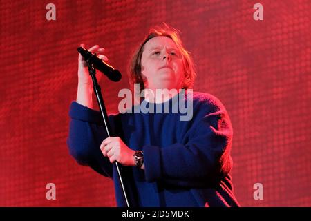 Newport, Großbritannien. 17.. Juni 2022. Der international gefeierte schottische, preisgekrönte Singer-Songwriter und Gitarrist Lewis Capaldi tritt live beim Isle of Wight Festival auf. Kredit: SOPA Images Limited/Alamy Live Nachrichten Stockfoto