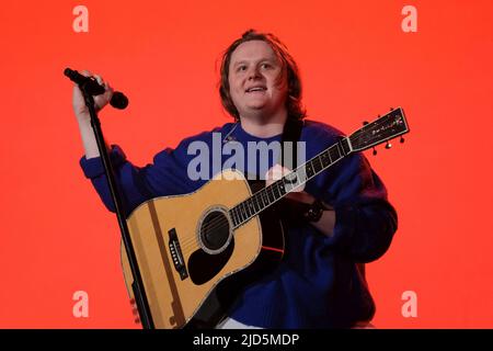 Newport, Großbritannien. 17.. Juni 2022. Der international gefeierte schottische, preisgekrönte Singer-Songwriter und Gitarrist Lewis Capaldi tritt live beim Isle of Wight Festival auf. Kredit: SOPA Images Limited/Alamy Live Nachrichten Stockfoto