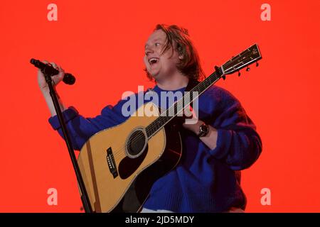 Newport, Großbritannien. 17.. Juni 2022. Der international gefeierte schottische, preisgekrönte Singer-Songwriter und Gitarrist Lewis Capaldi tritt live beim Isle of Wight Festival auf. Kredit: SOPA Images Limited/Alamy Live Nachrichten Stockfoto