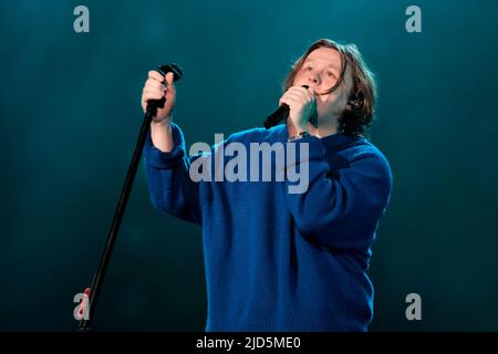 Newport, Großbritannien. 17.. Juni 2022. Der international gefeierte schottische, preisgekrönte Singer-Songwriter und Gitarrist Lewis Capaldi tritt live beim Isle of Wight Festival auf. Kredit: SOPA Images Limited/Alamy Live Nachrichten Stockfoto