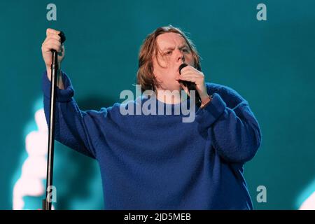 Newport, Großbritannien. 17.. Juni 2022. Der international gefeierte schottische, preisgekrönte Singer-Songwriter und Gitarrist Lewis Capaldi tritt live beim Isle of Wight Festival auf. Kredit: SOPA Images Limited/Alamy Live Nachrichten Stockfoto