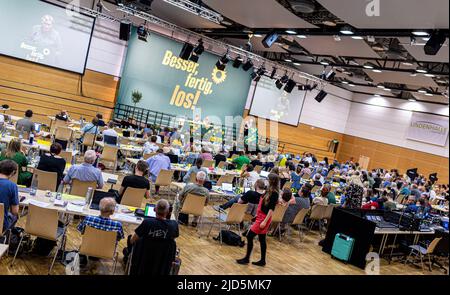 18. Juni 2022, Niedersachsen, Wolfenbüttel: Parteimitglieder sehen sich die Landesparteikonferenz von Bündnis 90/die Grünen Niedersachsen in der Lindenhalle an. Auf der Parteikonferenz wollen die Grünen über ihr Programm für die anstehenden Landtagswahlen entscheiden. Foto: Moritz Frankenberg/dpa Stockfoto