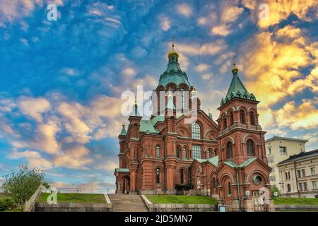 Helsinki Finnland, Skyline von Sonnenaufgang in der Uspenski-Kathedrale Stockfoto