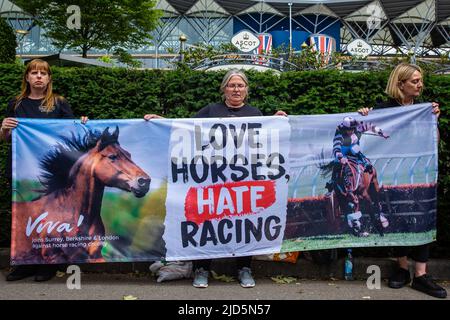 Ascot, Großbritannien. 18.. Juni 2022. Tierrechtler der veganen Wohltätigkeitsorganisation Viva! Nehmen Sie an einer Protestmahnwache vor Royal Ascot Teil. Viva! Setzt sich dafür ein, die Zahl der Todesfälle von Pferden durch Pferderennen zu erhöhen. Laut Animal Aid gab es seit dem 13.. März 2007 2.457 Todesfälle bei Pferderennen, davon 42 in Ascot, einschließlich Star Safari nach Fesselunfällen am 1. Tag von Royal Ascot 2022. Kredit: Mark Kerrison/Alamy Live Nachrichten Stockfoto