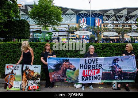 Ascot, Großbritannien. 18.. Juni 2022. Tierrechtler der veganen Wohltätigkeitsorganisation Viva! Nehmen Sie an einer Protestmahnwache vor Royal Ascot Teil. Viva! Setzt sich dafür ein, die Zahl der Todesfälle von Pferden durch Pferderennen zu erhöhen. Laut Animal Aid gab es seit dem 13.. März 2007 2.457 Todesfälle bei Pferderennen, davon 42 in Ascot, einschließlich Star Safari nach Fesselunfällen am 1. Tag von Royal Ascot 2022. Kredit: Mark Kerrison/Alamy Live Nachrichten Stockfoto