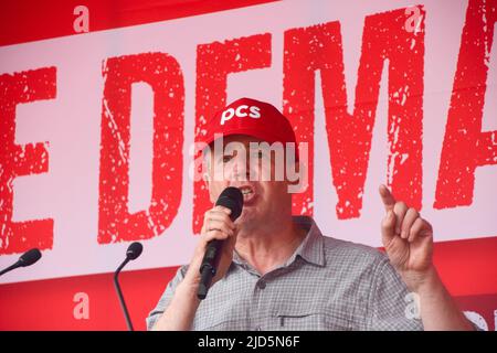 London, Großbritannien. 18.. Juni 2022. Mark Serwotka, Generalsekretär der Union für öffentliche und kommerzielle Dienstleistungen (PCS), spricht auf dem Parliament Square mit den Demonstranten. Tausende Menschen und verschiedene Gewerkschaften und Gruppen marschierten durch das Zentrum Londons, um gegen die Lebenshaltungskrise, die Tory-Regierung, das ruandische Flüchtlingsprogramm und andere Themen zu protestieren. Kredit: Vuk Valcic/Alamy Live Nachrichten Stockfoto