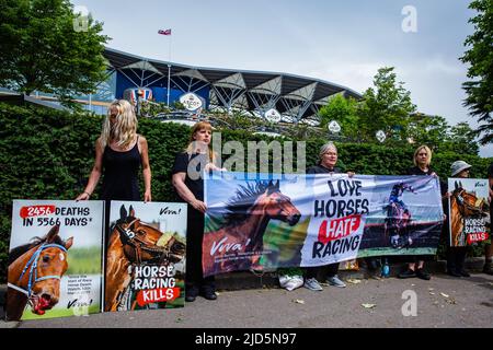 Ascot, Großbritannien. 18.. Juni 2022. Tierrechtler der veganen Wohltätigkeitsorganisation Viva! Nehmen Sie an einer Protestmahnwache vor Royal Ascot Teil. Viva! Setzt sich dafür ein, die Zahl der Todesfälle von Pferden durch Pferderennen zu erhöhen. Laut Animal Aid gab es seit dem 13.. März 2007 2.457 Todesfälle bei Pferderennen, davon 42 in Ascot, einschließlich Star Safari nach Fesselunfällen am 1. Tag von Royal Ascot 2022. Kredit: Mark Kerrison/Alamy Live Nachrichten Stockfoto