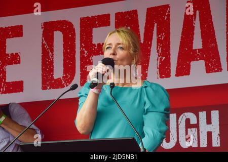 London, Großbritannien. 18.. Juni 2022. Sharon Graham, Generalsekretärin von Unite the Union, spricht auf dem Parliament Square vor Demonstranten. Tausende Menschen und verschiedene Gewerkschaften und Gruppen marschierten durch das Zentrum Londons, um gegen die Lebenshaltungskrise, die Tory-Regierung, das ruandische Flüchtlingsprogramm und andere Themen zu protestieren. Kredit: Vuk Valcic/Alamy Live Nachrichten Stockfoto