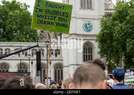 London, Großbritannien. 18.. Juni 2020. Die Gewerkschaftsbewegung führt eine nationale Demonstration an, in der die Regierung aufgefordert wird, Maßnahmen zur Bewältigung der Lebenshaltungskrise zu ergreifen. Kredit: Ian Davidson/Alamy Live Nachrichten Stockfoto