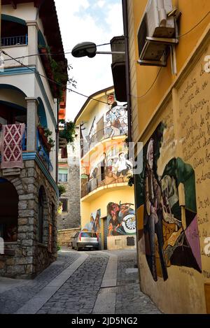 ORGOSOLO, SARDNINIA, ITALIEN, 21. AUGUST 2019: Typische Wandmalereien auf den Straßen von Orgosolo auf Sardinien, Italien Stockfoto