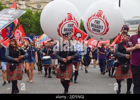 London, Großbritannien. 18.. Juni 2022. Feuerwehrunion am Trafalgar Square. Tausende Menschen und verschiedene Gewerkschaften und Gruppen marschierten durch das Zentrum Londons, um gegen die Lebenshaltungskrise, die Tory-Regierung, das ruandische Flüchtlingsprogramm und andere Themen zu protestieren. Kredit: Vuk Valcic/Alamy Live Nachrichten Stockfoto