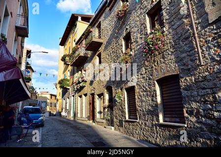 ORGOSOLO, SARDINIEN, ITALIEN, 21. AUGUST 2019: Hauptstraße im historischen Zentrum von Orgosolo auf Sardinien, Italien Stockfoto